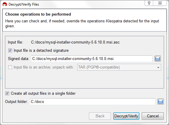 使用可能な復号化および実行する検証オプションを表示します。 MySQL インストーラ MSI ファイルは、.asc ファイルが「入力ファイル」としてリストされ、.msi ファイルが「署名付きデータ」の下にリストされている例で使用されます。 「入力ファイルは添付解除された署名です」オプションのチェックボックスが選択されています。 「Input file is an archive; unpack with:」オプションが表示されますが、グレー表示されています。 次に、「単一フォルダにすべての出力ファイルを作成」オプションチェックボックスを選択し、例として「C:/docs」が入力された「出力フォルダ」入力フィールドを示します。 使用可能なボタンは、「戻る」(グレー表示)、「復号化/検証」および「取消」です。